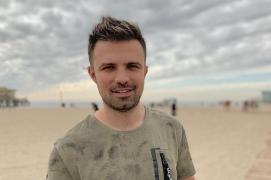 Bogdan Win, polițist de frontieră cu acte în regulă, în Canada. Când nu poartă uniforma, fostul membru al trupei Crazy Win realizează interviuri cu detectivi celebri