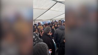 Înmormântare fără distanţare în judeţul Suceava. Oamenii nu au mai ţinut cont de pandemie sau de regulile de distanţare