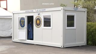 Primul centru mobil, inaugurat de Iohannis, e și singurul funcţional din cele 20 promise. Cum e văzută vaccinarea în Afumați: ”Ce să fac cu el? Uite, am fost la urzici!”