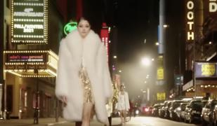 Michael Kors a celebrat cei 40 de ani de existenţă într-un mod inedit. Cele mai celebre modele din ultimele decenii au defilat pe Broadway