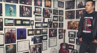 Un timişorean pasionat de muzica rock şi-a transformat locuinţa într-un adevărat muzeu