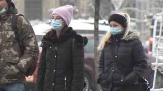 Masca de protecţie, în continuare vitală deşi ne-am vaccinat împotriva coronavirusului: "Mai bine să previi decât să tratezi"