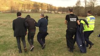 Focuri de armă în Argeş. Poliţiştii şi mascaţii au fugărit migranţi prin pădure şi au reţinut un şofer de TIR
