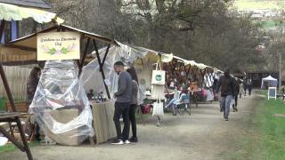 Târgurile cu produse tradiţionale, invadate de cumpărători în ajun de Florii