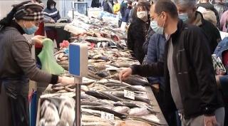 Aglomerație la raioanele cu pește din piețe și supermarketuri. La ce trebuie să fim atenţi când cumpărăm peşte