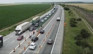 Aglomeraţie în drumul spre mare. Cozi uriaşe de maşini din cauza lucrărilor de pe autostradă