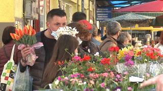 Pieţele de flori, mai mult goale: "Nu se mai cumpără cum se cumpăra odată"