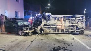 Impact teribil pe DN 17D, în Bistriţa-Năsăud. O maşină, un microbuz şi un atelaj s-au ciocnit violent şi s-au făcut zob