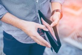 Românii sunt în căutarea cadourilor de Paşte. Ce cuprinde lista de cumpărături şi cât sunt dispuşi să scoată din buzunare