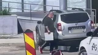 Doi soţi din Galaţi au furat dalele de granit cu care ar trebui refăcut trotuarul. Un martor a filmat toată scena