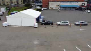 Cozi de kilometri la vaccinare la centrul drive-thru din Cluj-Napoca. Oamenii au aşteptat chiar şi patru ore