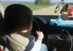 Șofer din Deva, care și-ar fi lăsat bebelușul să conducă mașina pe un drum public, căutat de polițiști: "Nu fă drifturi acum cu noi"