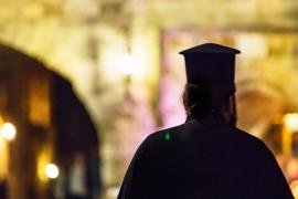 Preot reținut după ce a fost prins în flagrant în timp ce întreținea relații sexuale cu un adolescent. Și-ar fi ademenit victima cu bani