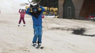 Ninge ca-n poveşti la munte, spre bucuria turiştilor pregătiţi de minivacanţă. Cât costă un sejur în Poiana Braşov de Paşte şi 1 Mai