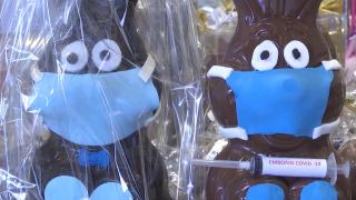 Iepuraşi de ciocolată cu măşti de protecţie, ideea inedită a unui cofetar grec pentru a îndemna oamenii să se vaccineze