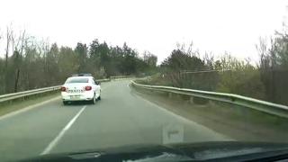 Momentul în care o maşină de poliţie face o depăşire periculoasă pe un drum din Vrancea. Imaginile au fost surprinse de către un alt şofer