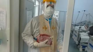 Un preot luptă cot la cot cu medicii pentru salvarea bolnavilor COVID din secțiile ATI: "Putem să spunem că suntem pe front, nu este nicio exagerare"