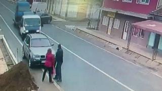 Doi oameni din Dolj, spulberaţi de propria maşină. O autoutilitară a intrat în plin în autoturismul parcat