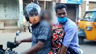 Moartea demnității. Doi frați au transportat cadavrul mamei lor pe o motocicletă, către crematoriu, în India