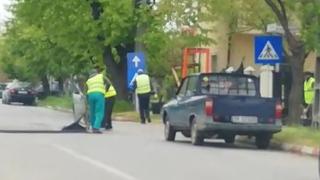 Drumarii din Alexandria au cârpit un drum, fără să semnalizeze lucrarea. Unii şoferi au trecut fix peste asfaltul proaspăt pus