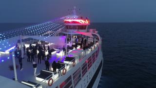 Prima petrecere de pe litoral, din acest an, a început. Sute de tineri au ieșit, în larg, la bordul unui iaht