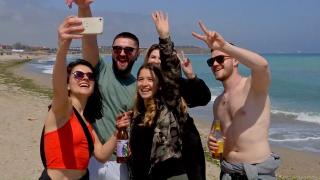 Turiștii sosiți la Vama Veche au făcut deja prima baie în mare. Sezonul acesta, vizitatorii sunt așteptați cu reguli mai relaxate