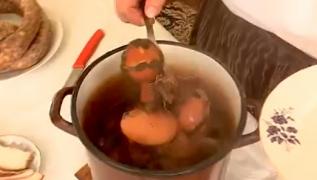 Ouăle încondeiate tradiţional ar putea deveni obiecte de patrimoniu: ''Este o recunoaştere a măiestriei celor care le pictează''