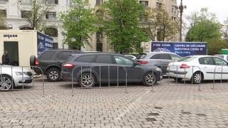 Centru de vaccinare drive-thru deschis în Piaţa Constituţiei. Zeci de șoferi așteaptă în coloană. Câţi se vaccinează pe oră