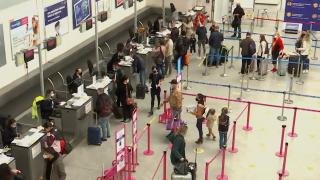 Ce mai iau românii de acasă atunci când pleacă în străinătate. Aeroporturile din ţară luate cu asalt şi la sosiri