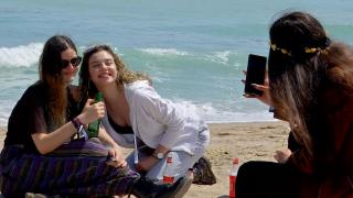 Cum petrec românii de 1 mai şi Paşte. De la pelerinaje în Bucovina sau obiceiuri în Maramureş, la tradiţionalele "la munte şi la mare"