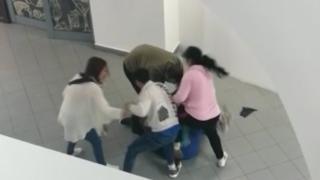 Bătaie la Starea Civilă din Vaslui, cu pumni şi picioare, din cauza unui certificat de căsătorie