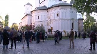 Creştinii s-au întors în biserică, în Vinerea Mare, după doi ani. Restricţiile impuse de autorităţi trebuie însă respectate şi în faţa Domnului