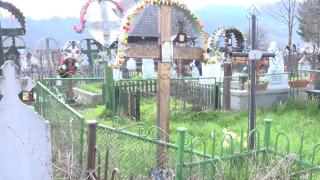 Tradiţia împodobirii crucilor din cimitire, înainte de Paşte. Preot: "Crucea leagă pământul de cer"