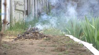 Tradiţia din Vinerea Marea păstrată cu sfinţenie în satele din sudul Moldovei. De ce aprind de fapt gospodinele "focul morţilor"