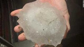 Grindina cât pumnul a spulberat geamurile maşinilor şi a distrus case şi magazine, în Texas