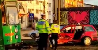 Un şofer neatent a fost izbit în plin de tramvai. Din cauza impactului, tramvaiul a sărit de pe şine şi a început să scoată fum