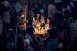 Lumina Sfântă s-a aprins la Mormântul lui Iisus Hristos şi este împărţită credincioşilor