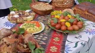 Tradiţii de Paşte în Novaci. Gospodinele pregătesc coşul cu bucate pentru sfinţire, la biserică
