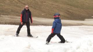 Prima zi de mai, la munte. Turiştii s-au bucurat de schi şi de zăpadă