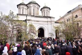 Doar câteva ore până când bisericile vor începe slujba de Paşte, iar credincioşii vor putea lua parte. Restricţiile şi regulile sanitare rămân, însă, în vigoare