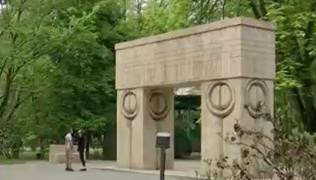 Surpriză pentru turiștii care s-au plimbat prin cel mai mare parc din Târgu Jiu. Fanfara din oraş a susţinut un concert printre operele lui Constantin Brâncuși