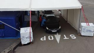 Record de Paşte, la centrul de vaccinare drive through din Bucureşti. Zeci de maşini aşteptau în coloană