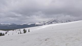 Tradiția păstrată la înălțime: Ouă roșii ciocnite în costume de ski, în stațiunea Rânca