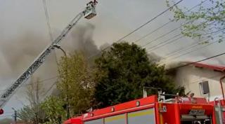 Panică printre turiştii din Eforie Sud, după ce o pensiune a luat foc. Cinci autospeciale au intervenit la faţa locului pentru stingerea incendiului