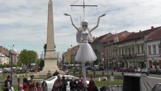 Moment emoţionant în centrul Aradului. "Îngerul speranţei" a plutit peste oraş, sub ochii localnicilor fascinaţi