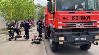 Incendiu la un bloc din Constanţa, oamenii au sărit pe geam ca să se salveze. Trei persoane au ajuns la spital