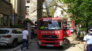 Două persoane au fost încătușate în timpul unui incendiu din Sectorul 1,  un poliţist a fost rănit uşor. De la ce a pornit focul
