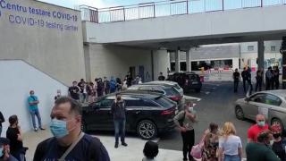 Cozi infernale în centrul de testare, de la Aeroportul Otopeni. Românii care pleacă din ţară au venit chiar şi cu 6 ore înaintea zborului