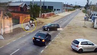 Imagini incredibile pe o şosea din Teleorman. Maşină aruncată în pietoni, după un impact neaşteptat