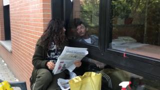 Povestea emoționantă a unei italience care de peste 420 de zile își vede soțul doar de la fereastră, din cauza pandemiei